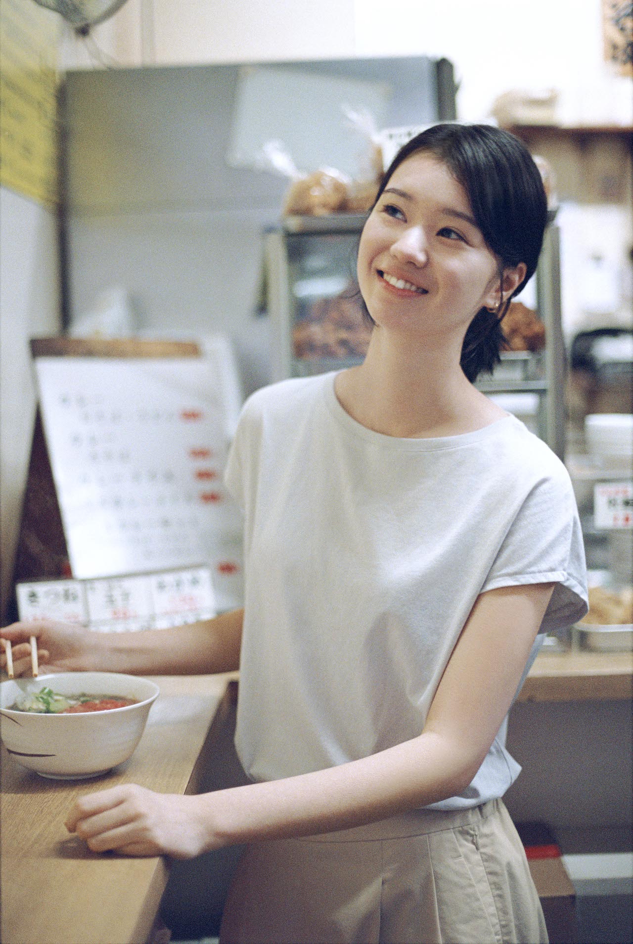 無印良品「婦人 天竺編みフレンチスリーブTシャツ」女性モデル着用
