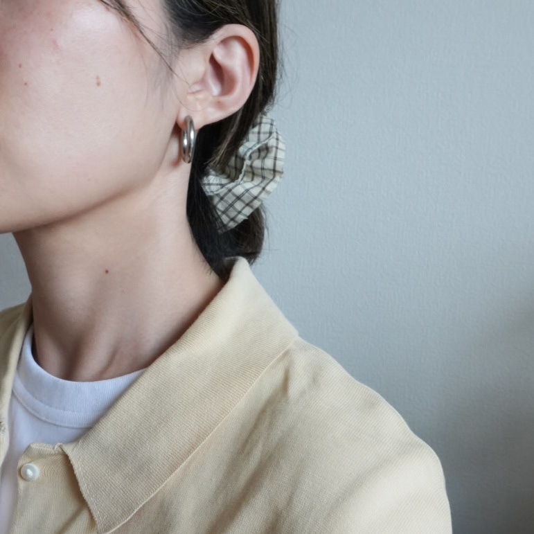 AJIRO ACCESSORYのフープピアスシルバーの着用写真
