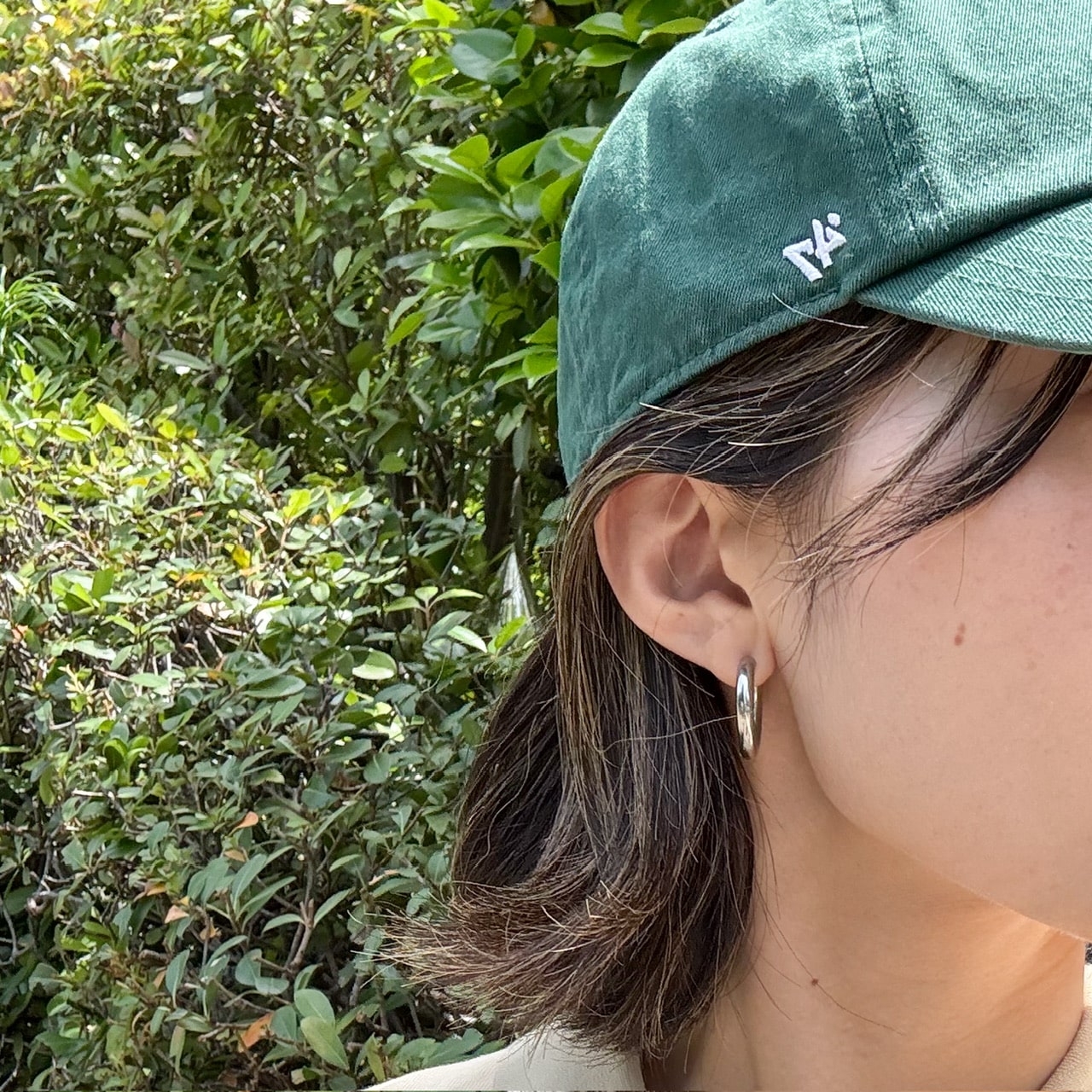 AJIRO ACCESSORYのフープピアスのシルバー×キャップ着用写真