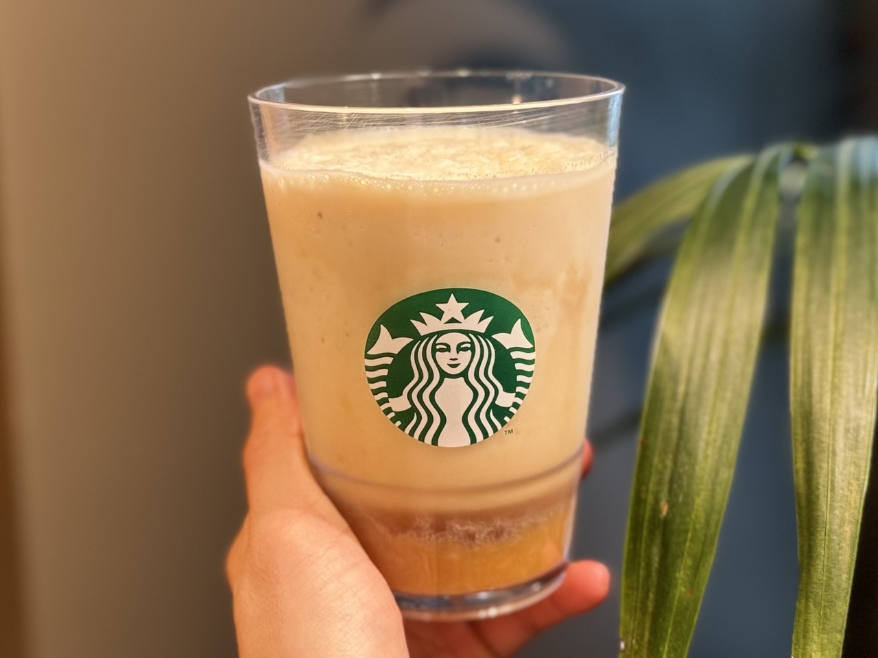 スタバ新作「バナナ アフォガート フラペチーノ®」を手に持った様子正面