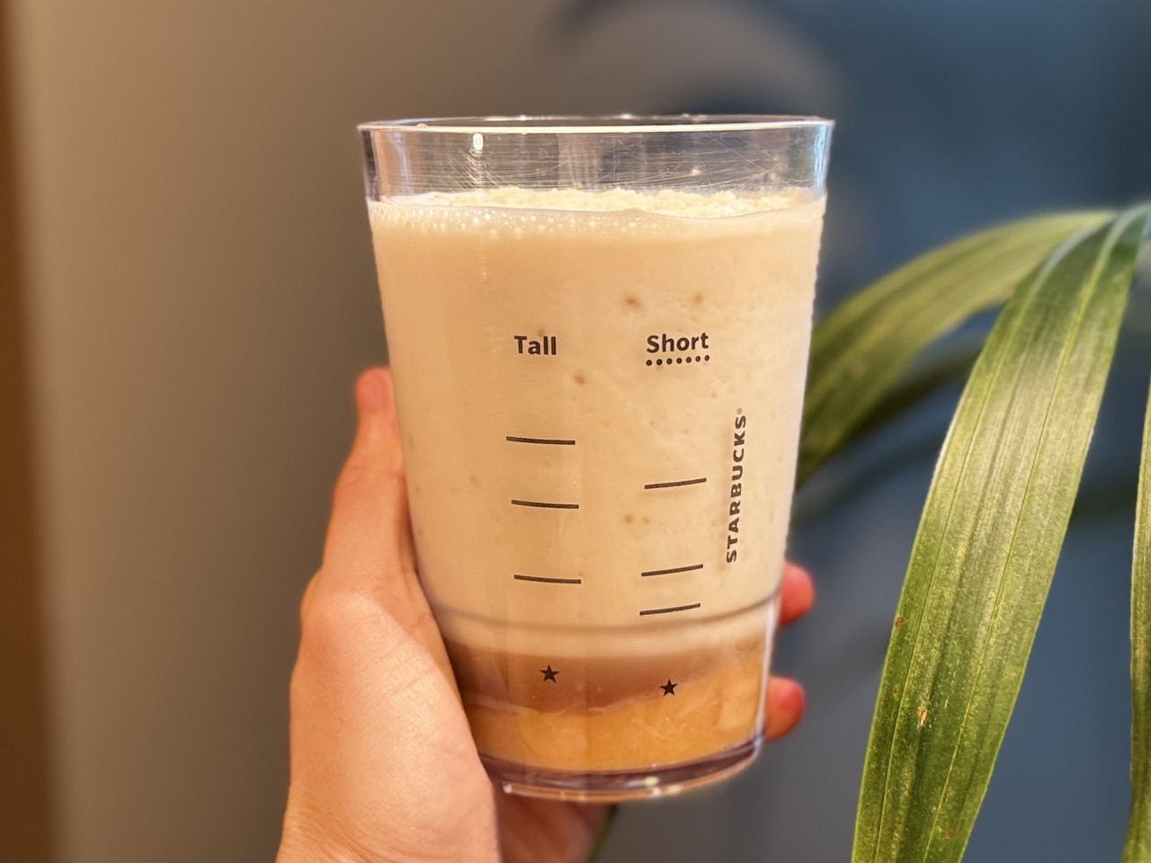 スタバ新作「バナナ アフォガート フラペチーノ®」を手に持った様子後ろ