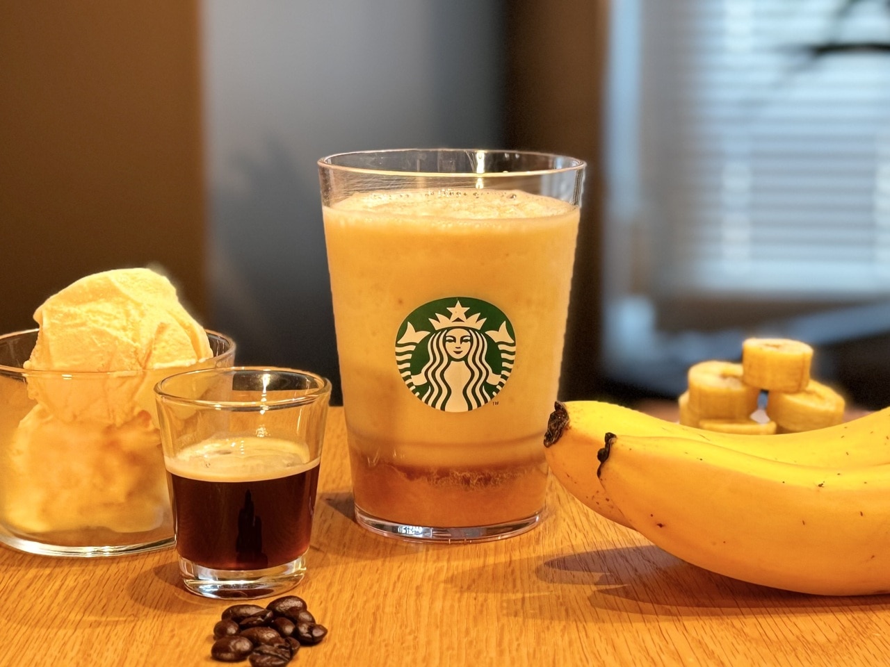 スタバ新作「バナナ アフォガート フラペチーノ®」正面