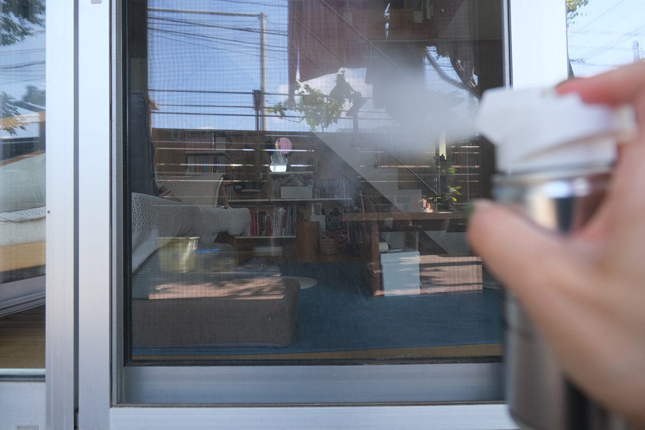 防虫スプレー　網戸用　使用シーン