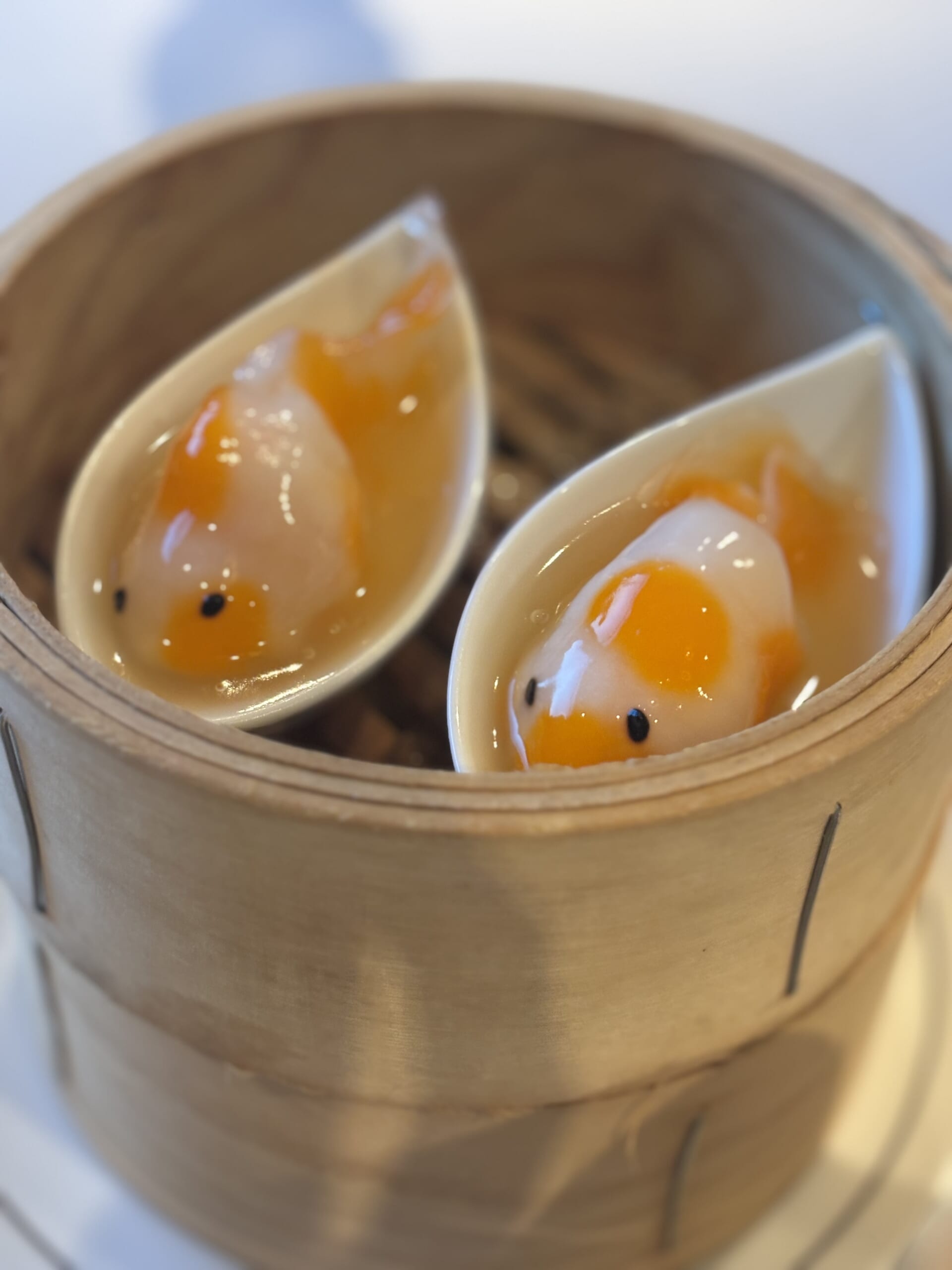 ザ・ペニンシュラ東京 金魚をかたどった海鮮蒸し餃子