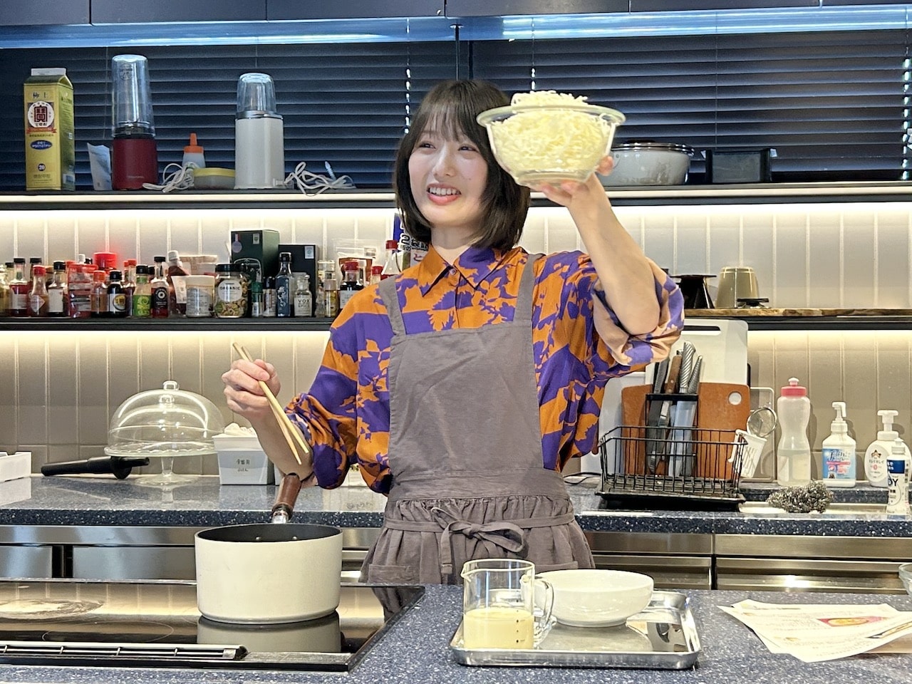 「豚肉と千切りキャベツの豆乳うどん」を作る長谷川あかりさん