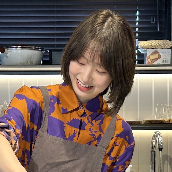 料理家・長谷川あかりさんの調理シーン