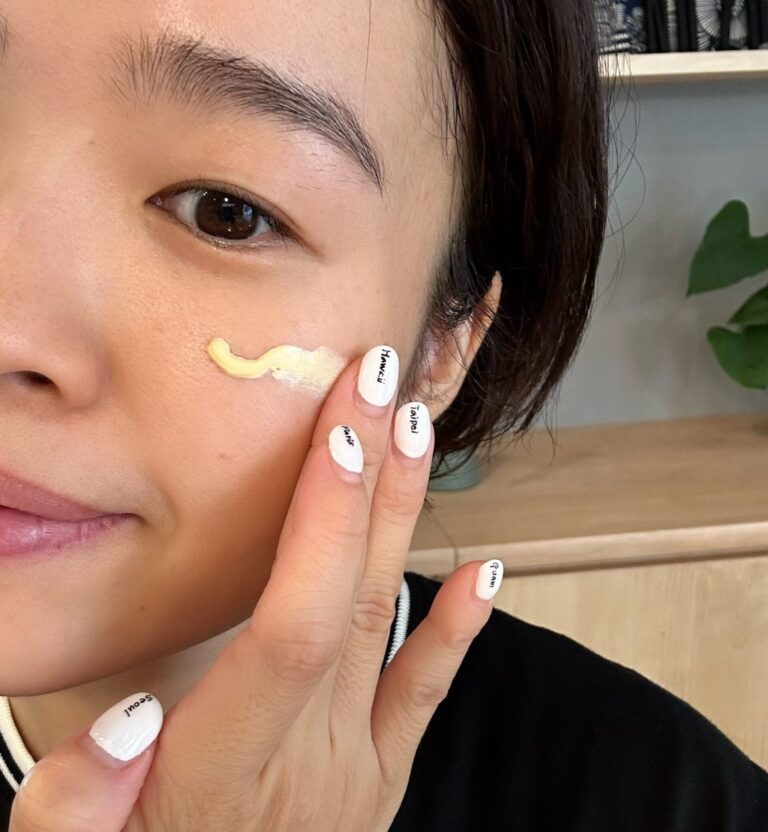 無印良品　薬用 UVベースコントロールカラー イエロー　顔に塗る様子