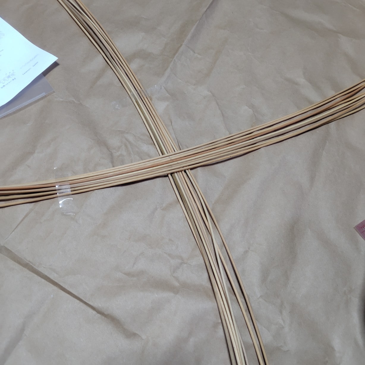 フルーツバスケットを作る工程：ラタンの束を十字に置く