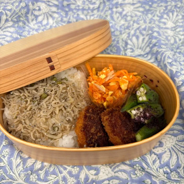 山椒ちりめんをご飯にのせたお弁当
