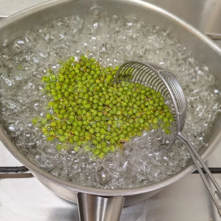 実山椒を茹でる様子