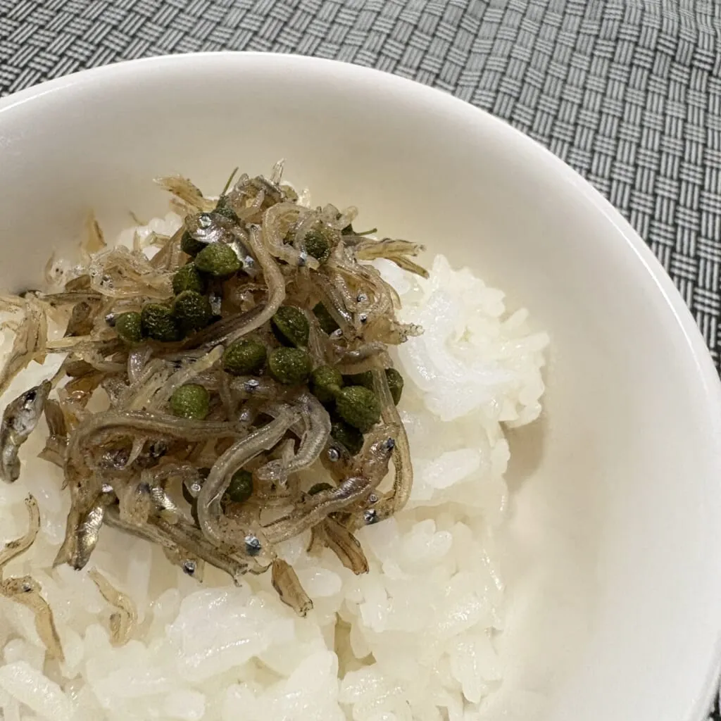 山椒ちりめん　ご飯にのせたところ　ぴのさん