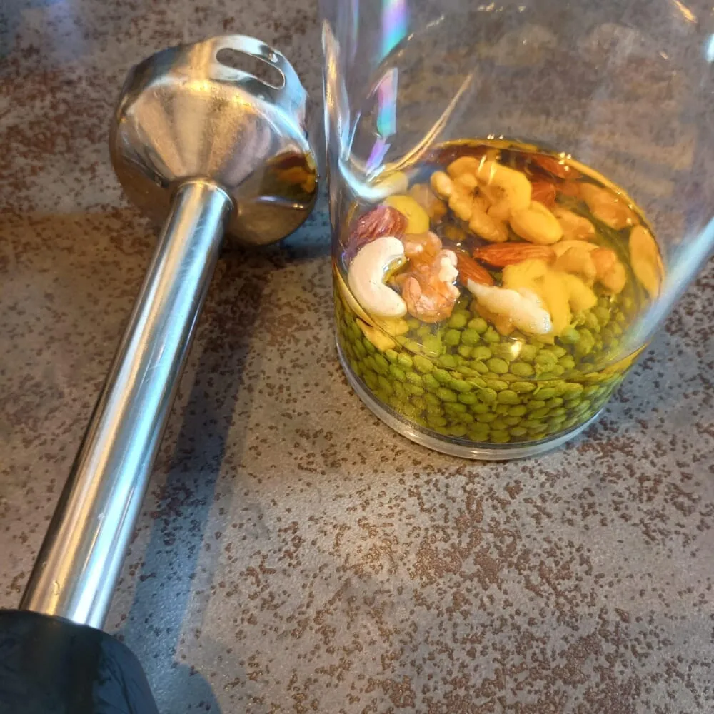実山椒のジェノベーゼソース　材料を入れたブレンダー