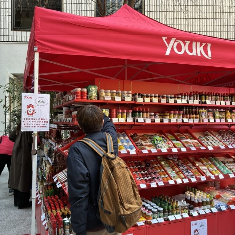 PASS THE BATON MARKETでは、ユウキ食品の商品がずらりと並んだブースを発見