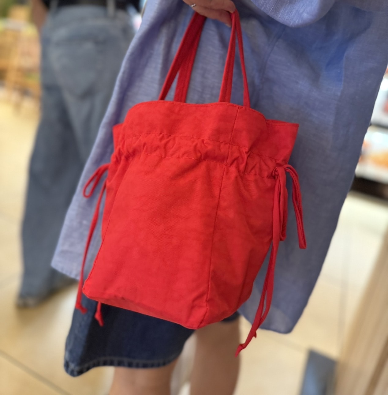 徳永千夏さん赤BAG