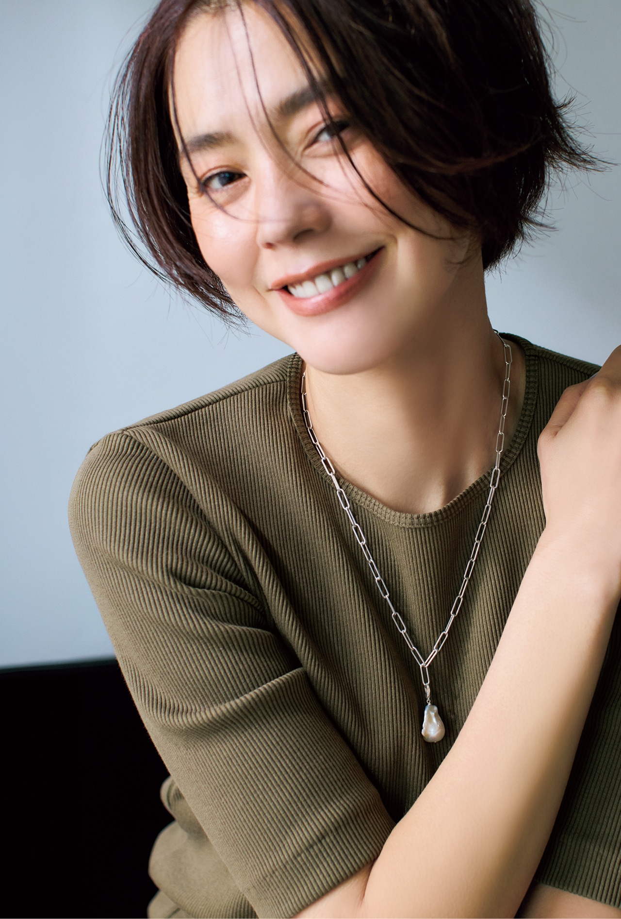 浅見れいなさんの20th Anniv. LEE限定 12closet（トゥエルブクローゼット）【cotine】バロックパール2wayチェーンネックレスのコーデ