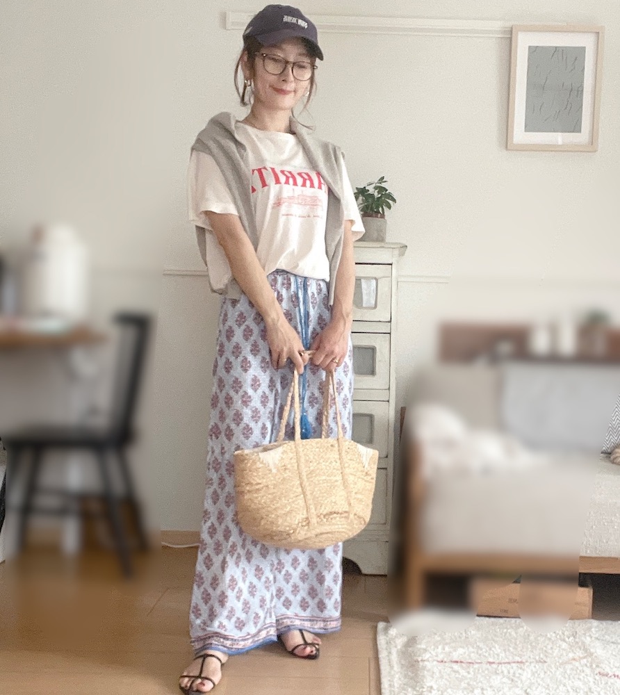 40代　夏ファッション　柄パンツ　カゴバック　キャップ