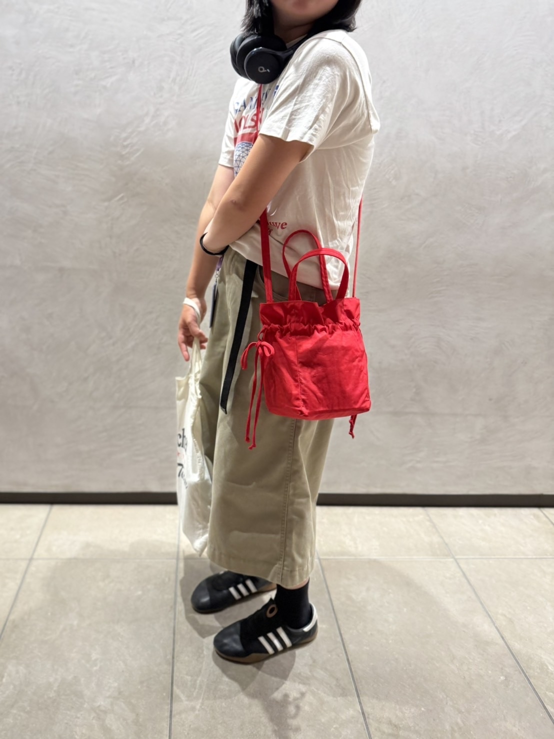 徳永千夏さん赤バッグを娘さんとシェア　DRAWSTRING　BAG
