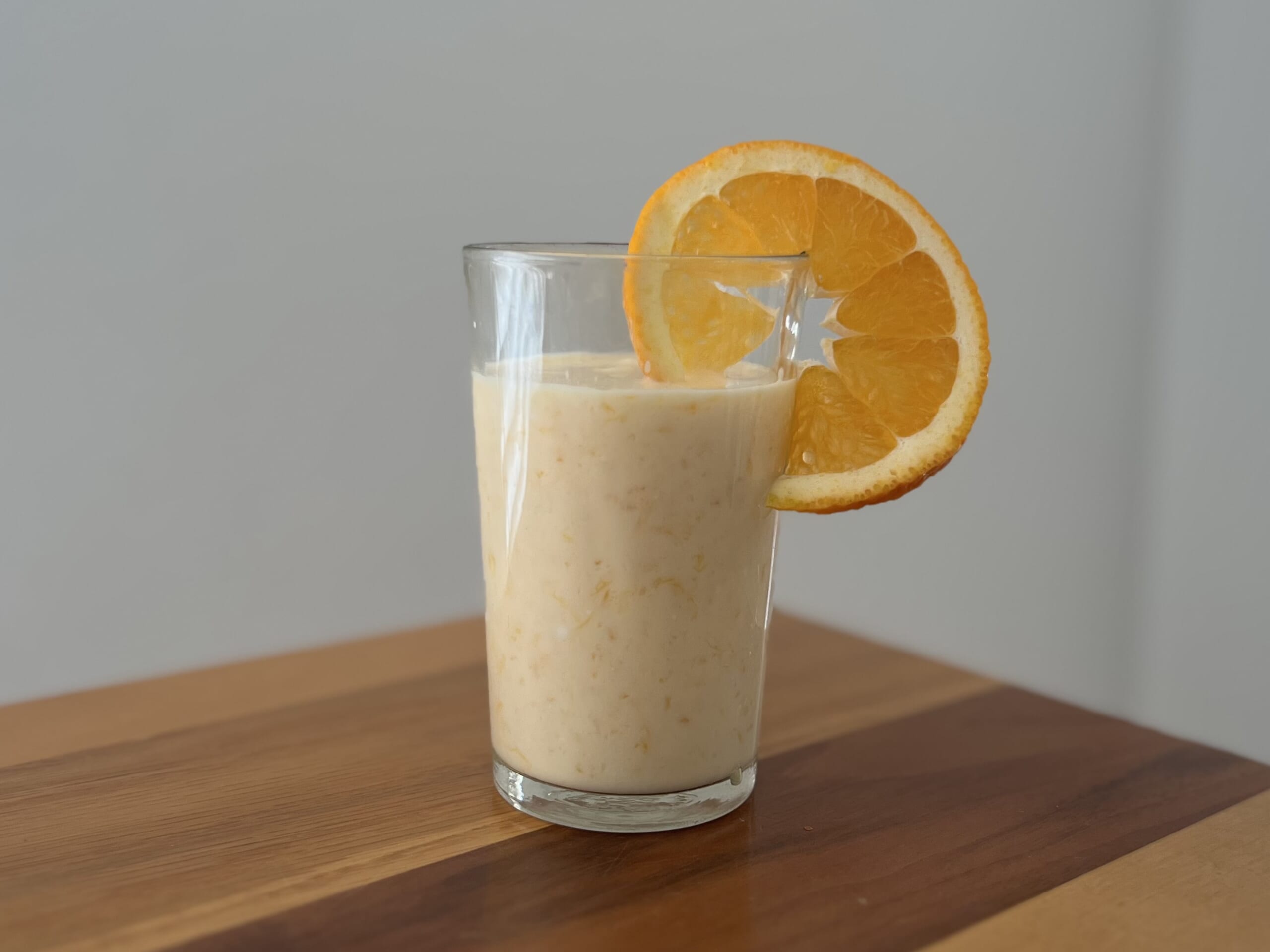 今回ご紹介する明治アミノコラーゲンは、コーヒーやヨーグルト、スープなど、普段の食事や飲み物に混ぜて使えるのが魅力です。せっかくなので、公式サイトに掲載されているレシピを参考にしながら、気になるメニューをいくつか作ってみました。混ぜるだけのものから、ちょっとアレンジを楽しめるものまでさまざま。今日は、そんな私なりの明治アミノコラーゲンの楽しみ方をご紹介したいと思います。