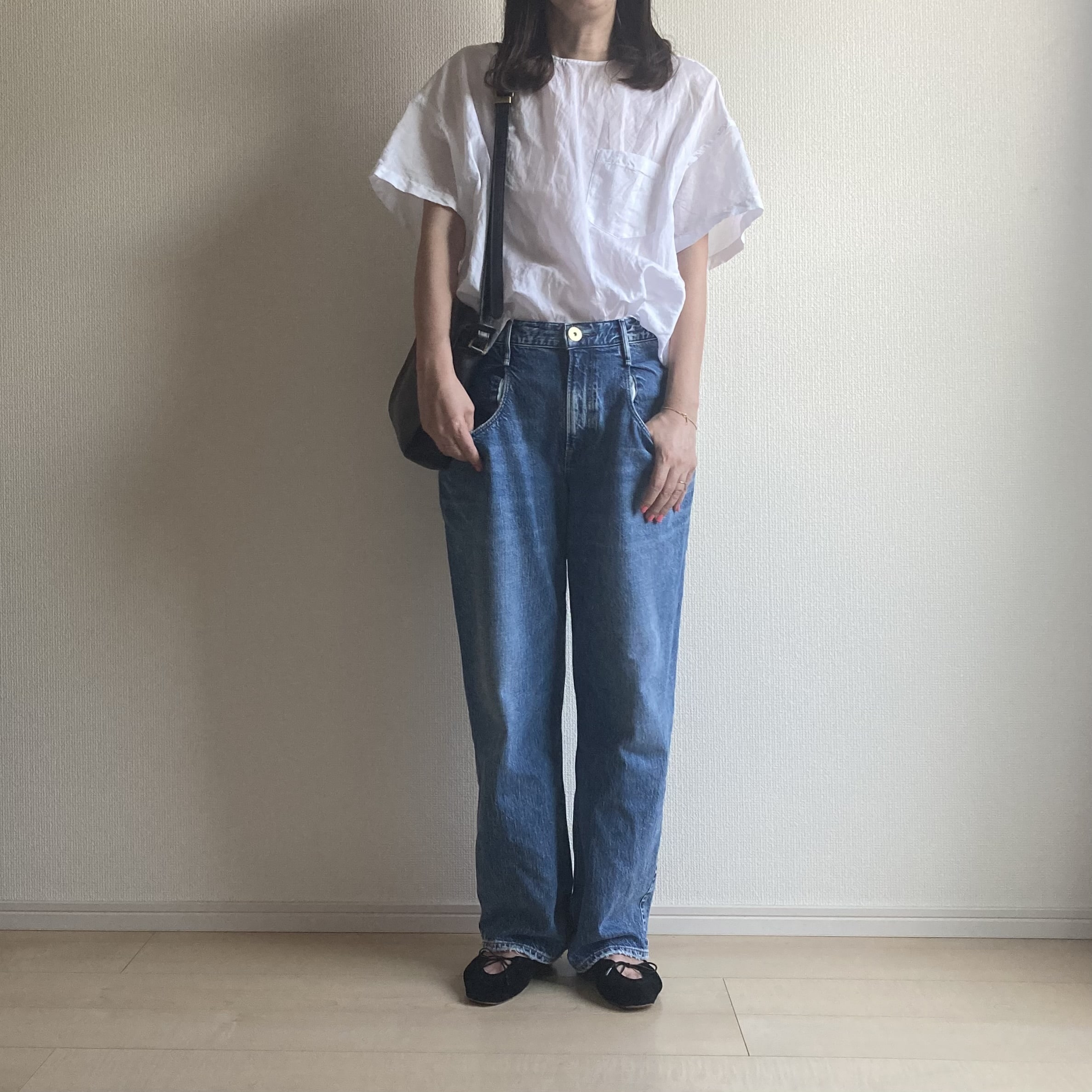 40代が涼しいブラウスと辺見えみりコラボのアッパーハイツデニム着画。真夏も涼しく過ごせるコーデ紹介。