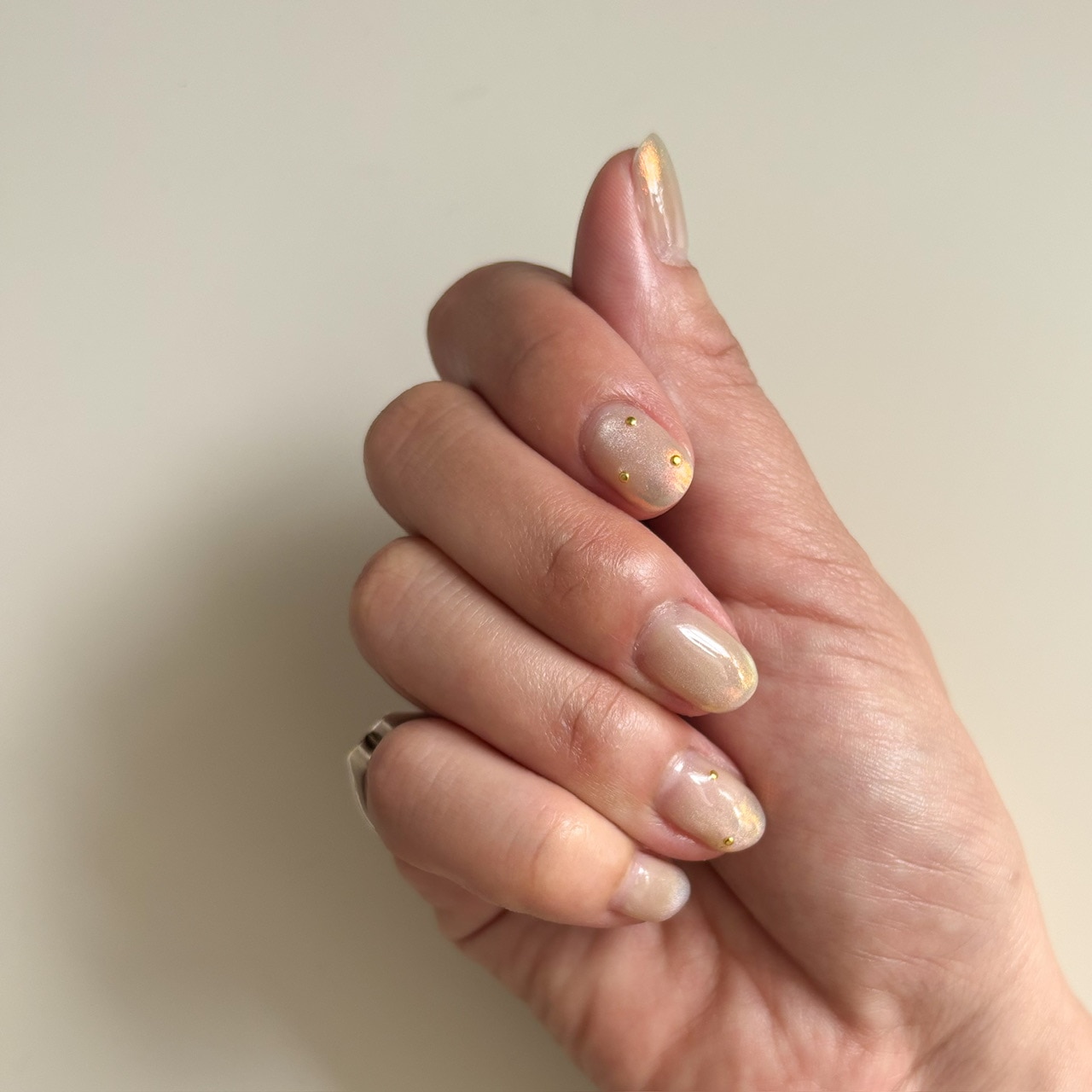 deumoonのカラージェルnude shell +magnetとオーロラパウダー02 mermaid pinkを使ったアート
