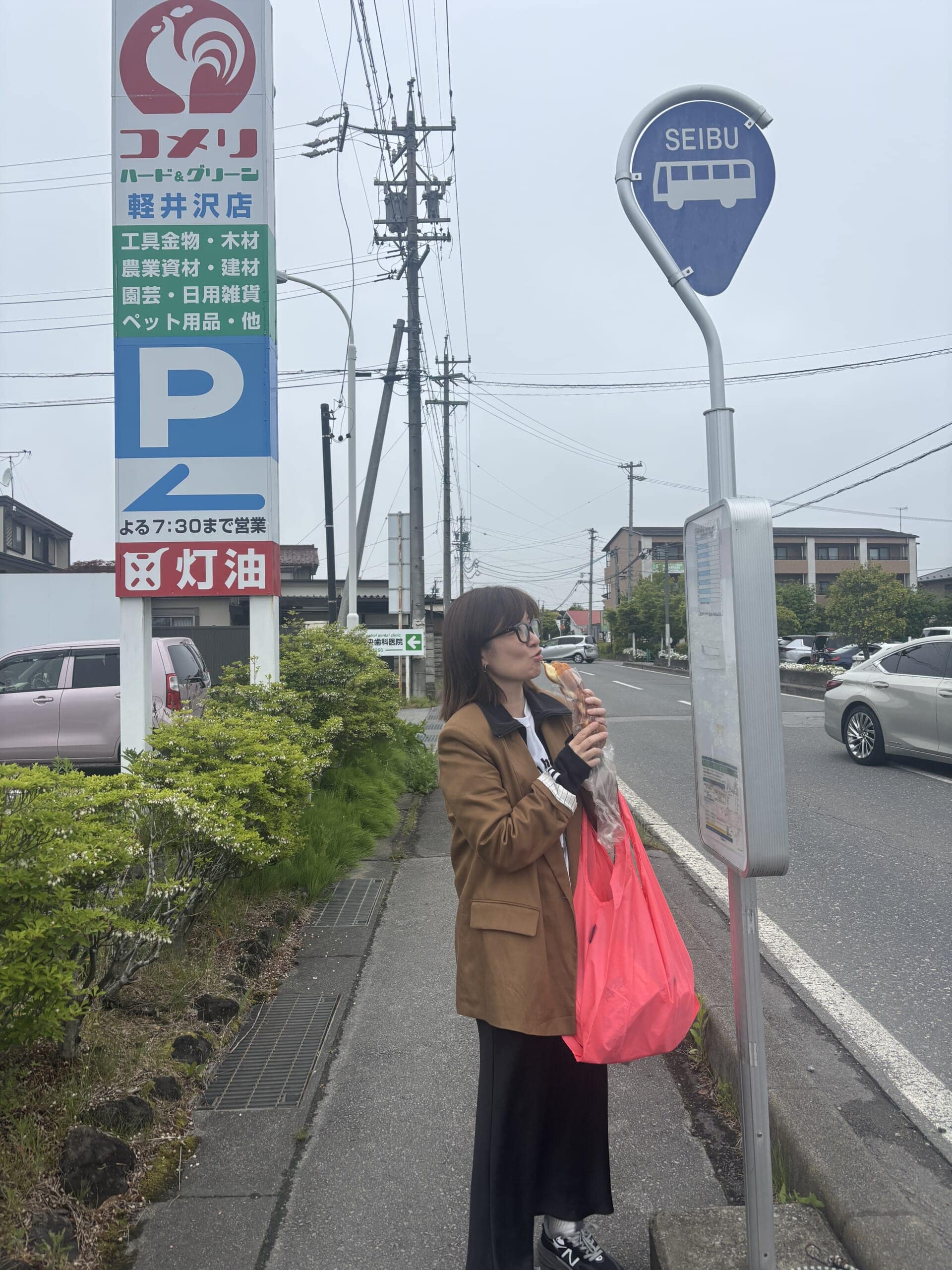 「ツルヤ」のツイストドーナツを食べる女性