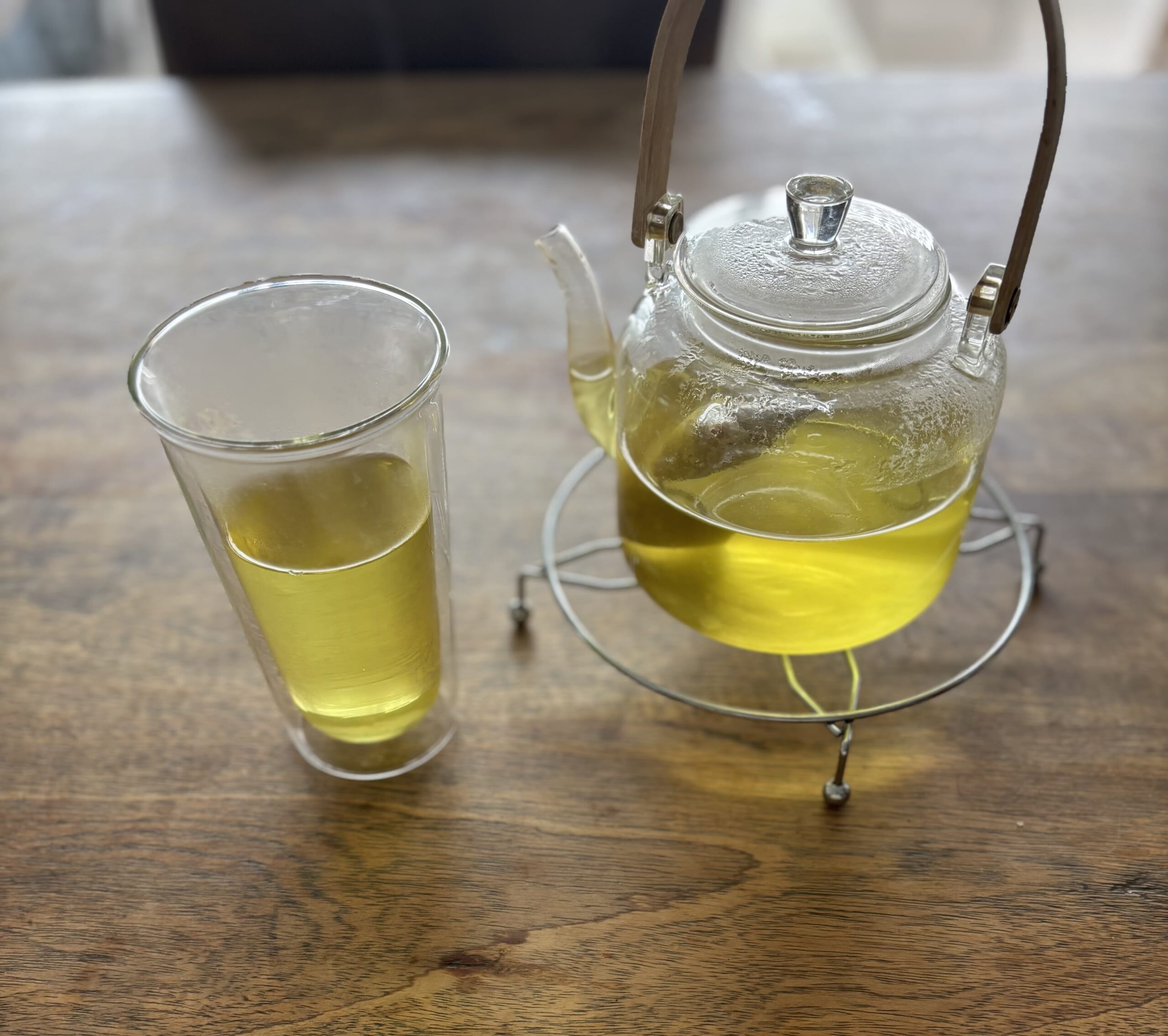 「ツルヤ」の韃靼そば茶を急須で楽しむところ