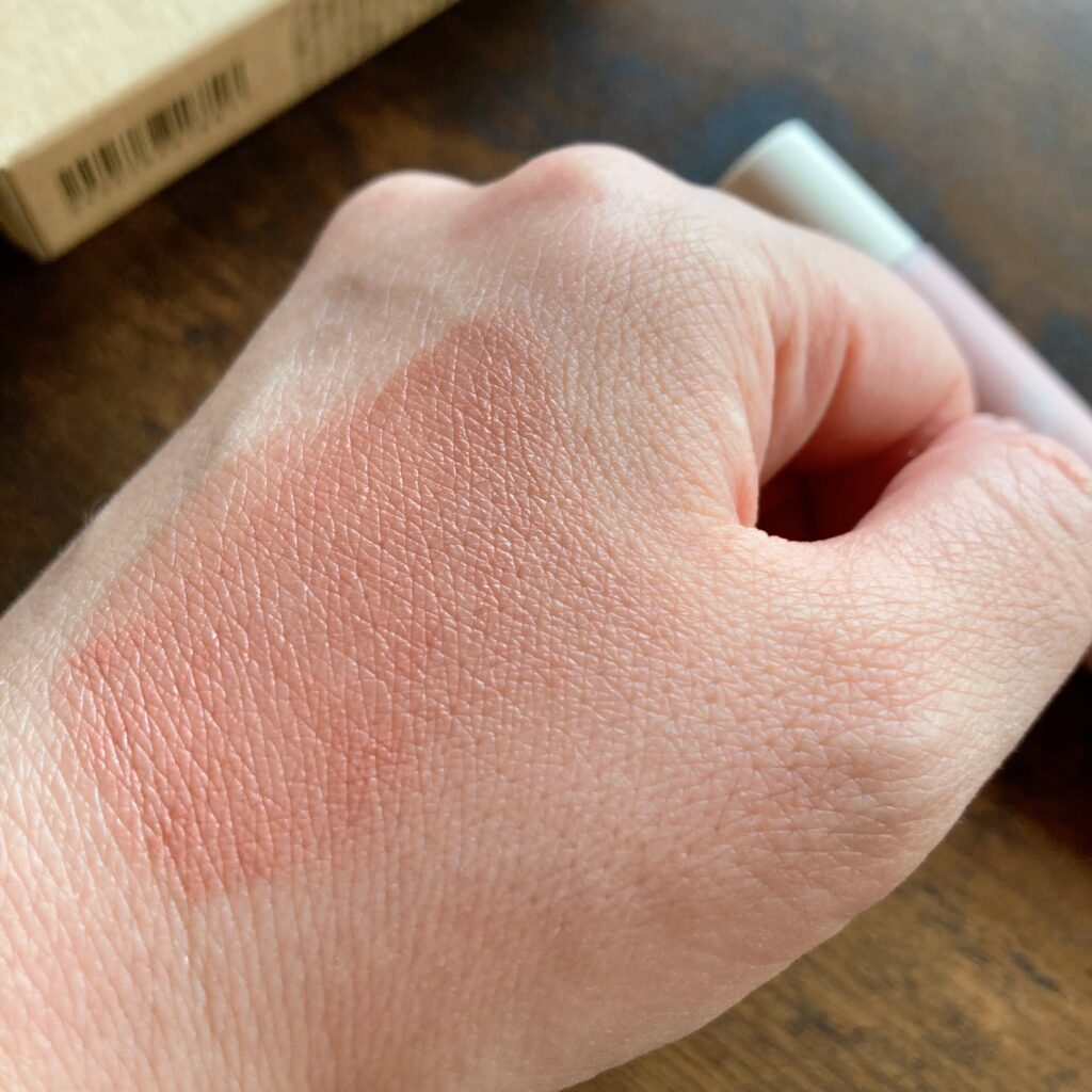無印良品　クリームチーク ピンクベージュ　手に塗ったところ