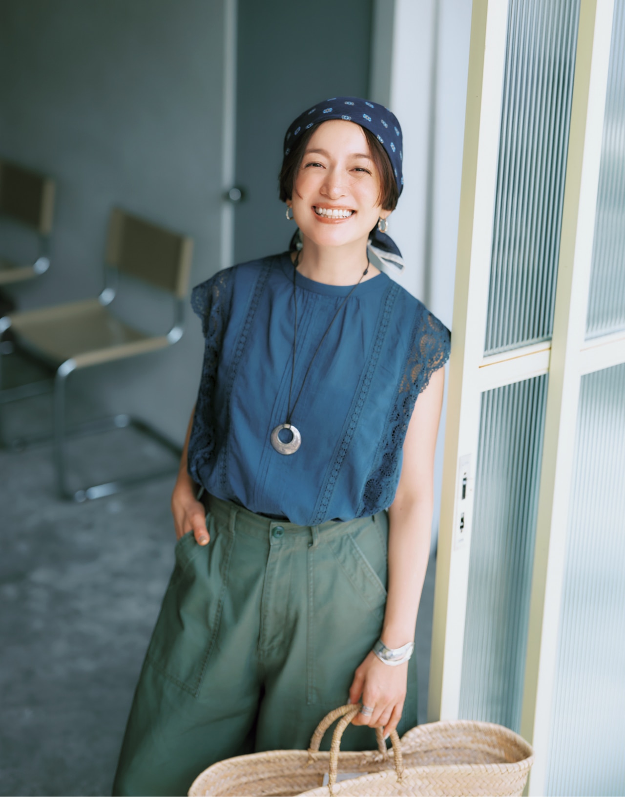 高山都さんの12closet(トゥエルブクローゼット)【洗える】レースフレンチスリーブブラウス ブルーのコーデ