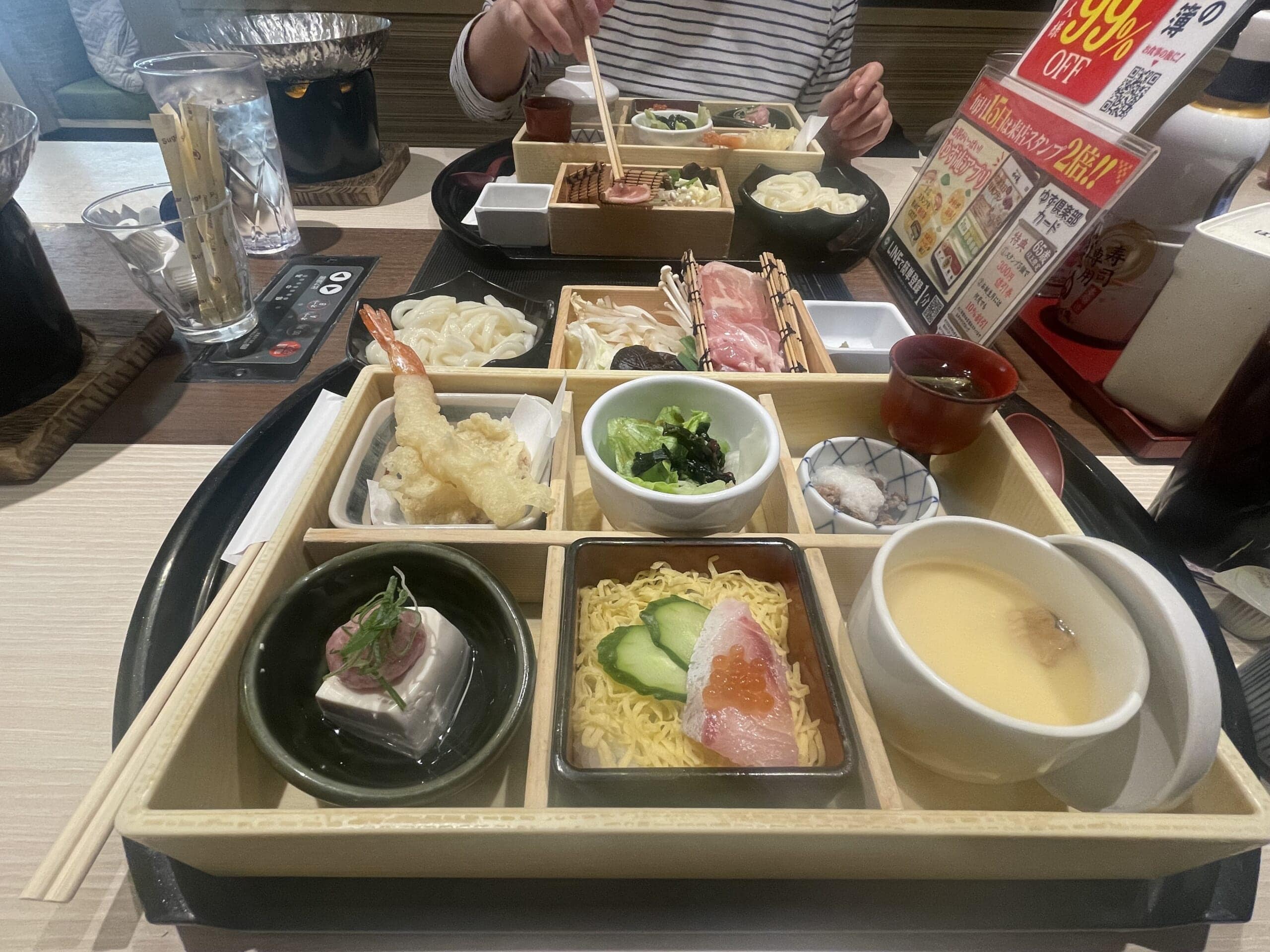 松花堂ランチの様子。天麩羅や茶碗蒸し、ちらし寿司など。