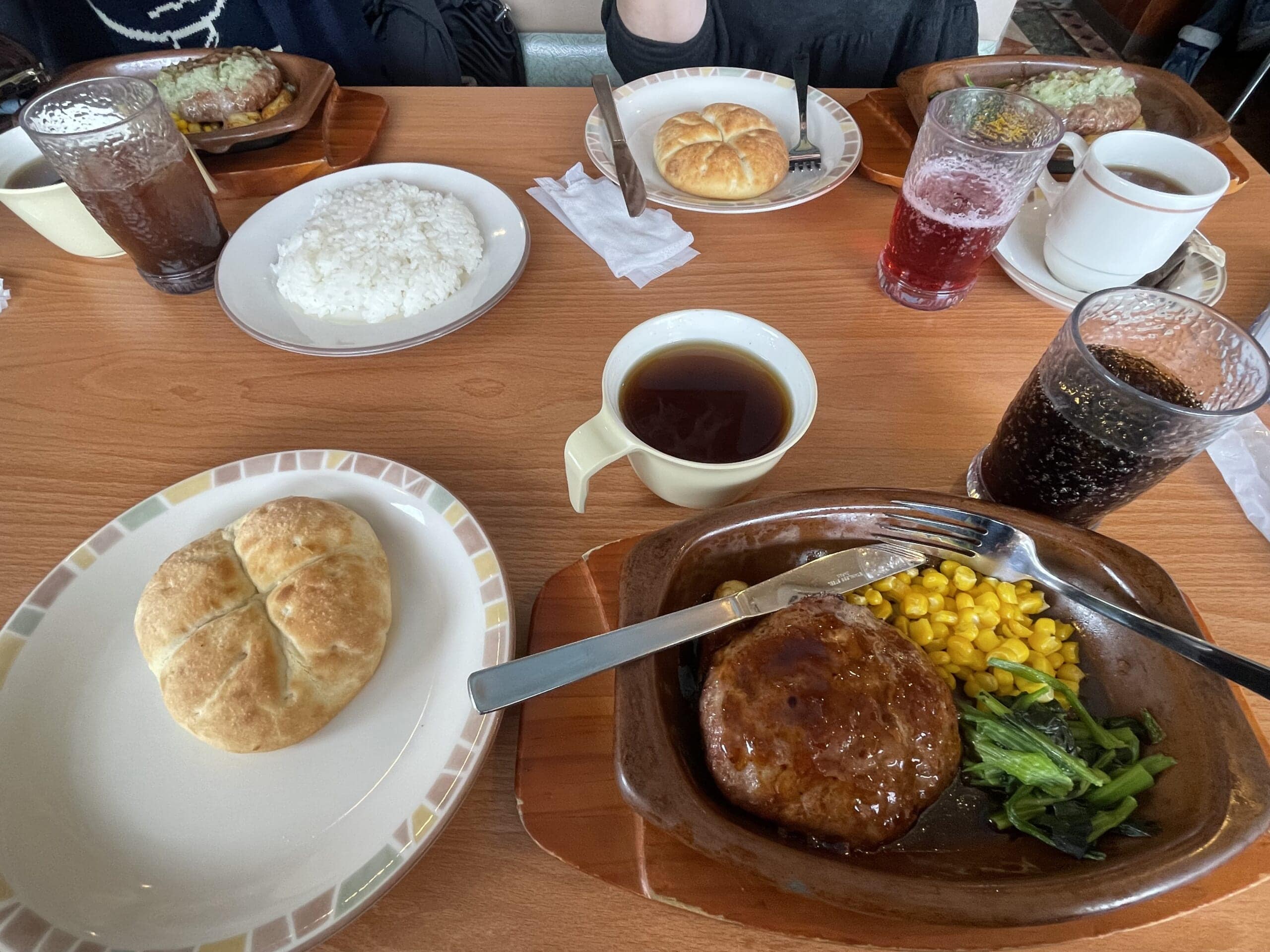 サイゼリヤでのハンバーグランチの様子