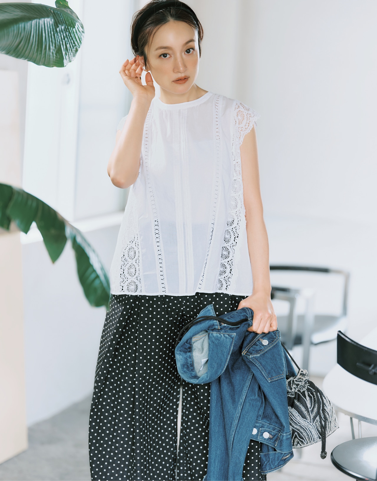 高山都さんの12closet(トゥエルブクローゼット)【洗える】レースフレンチスリーブブラウス ホワイトのコーデ