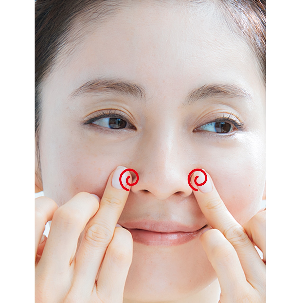 薬指の腹でいろいろな角度から小刻みに