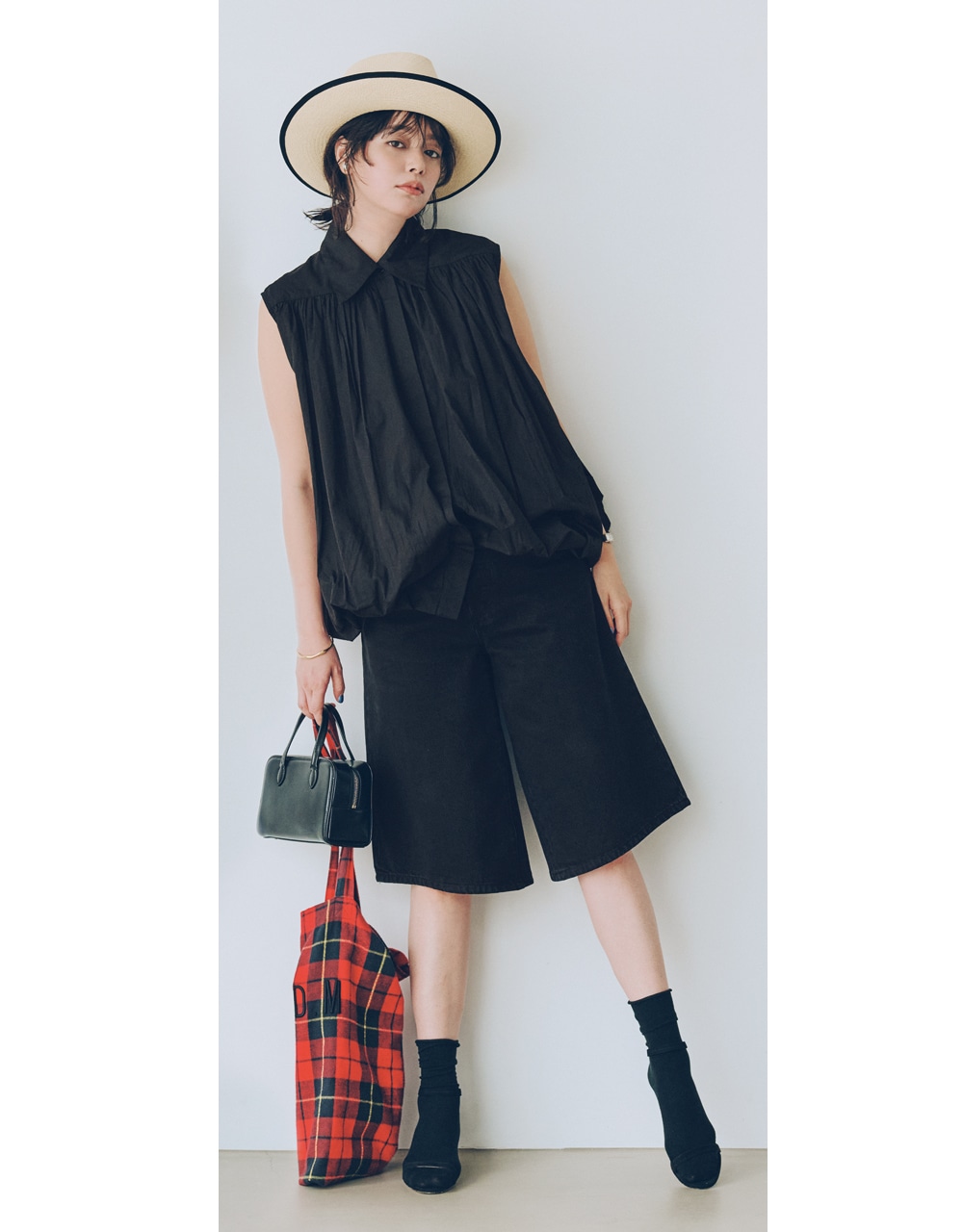 パンツの日の黒ワントーンコーデ 岸本セシルさん