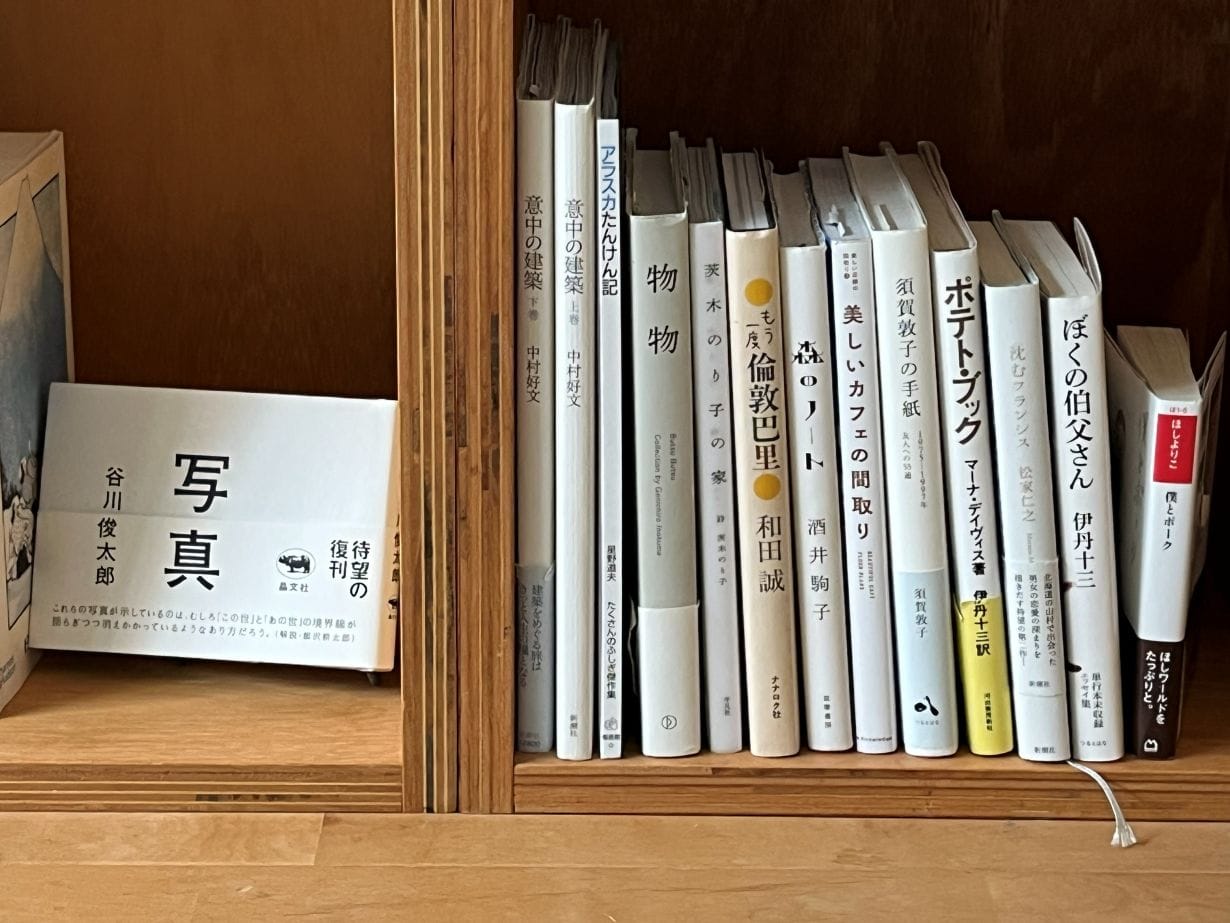 箱根本箱の客室内の本棚