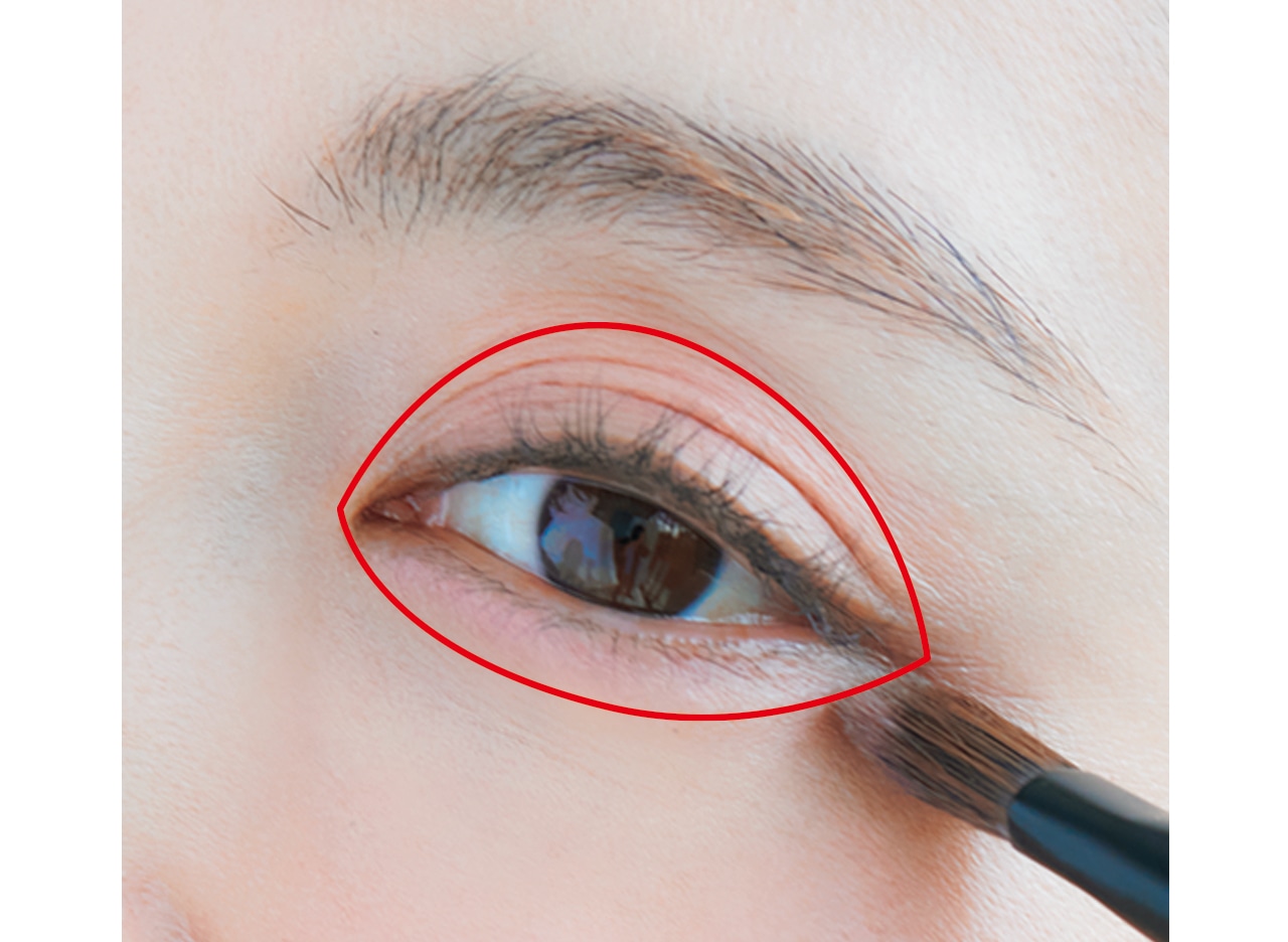 【EYE】上下のまぶたの周りをトントンと置くようにのせると密着力UP