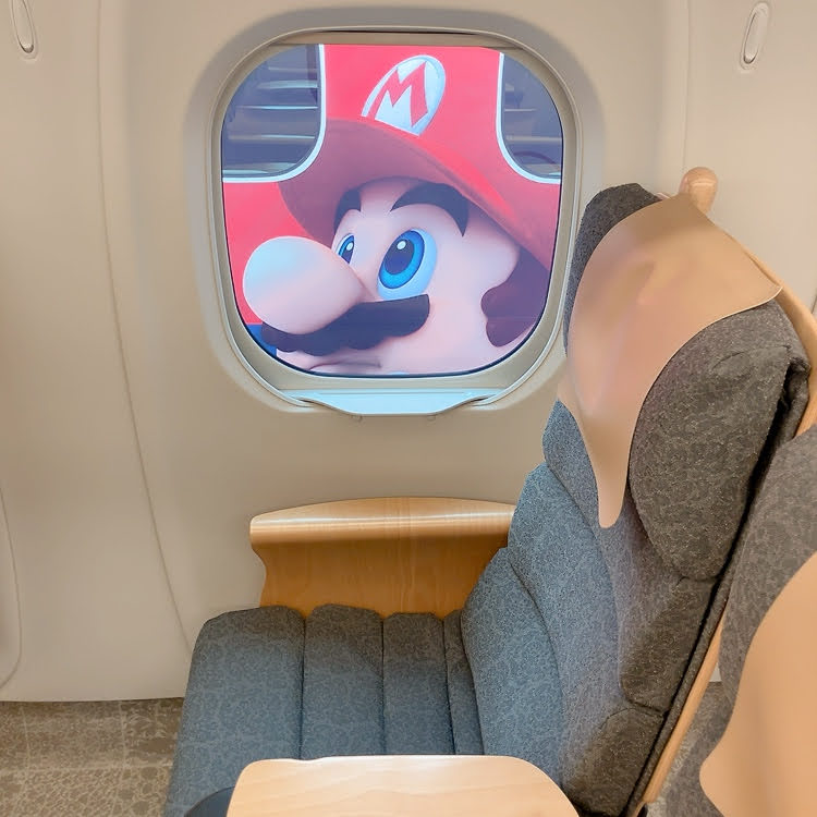 隣にマリオのラッピングカー