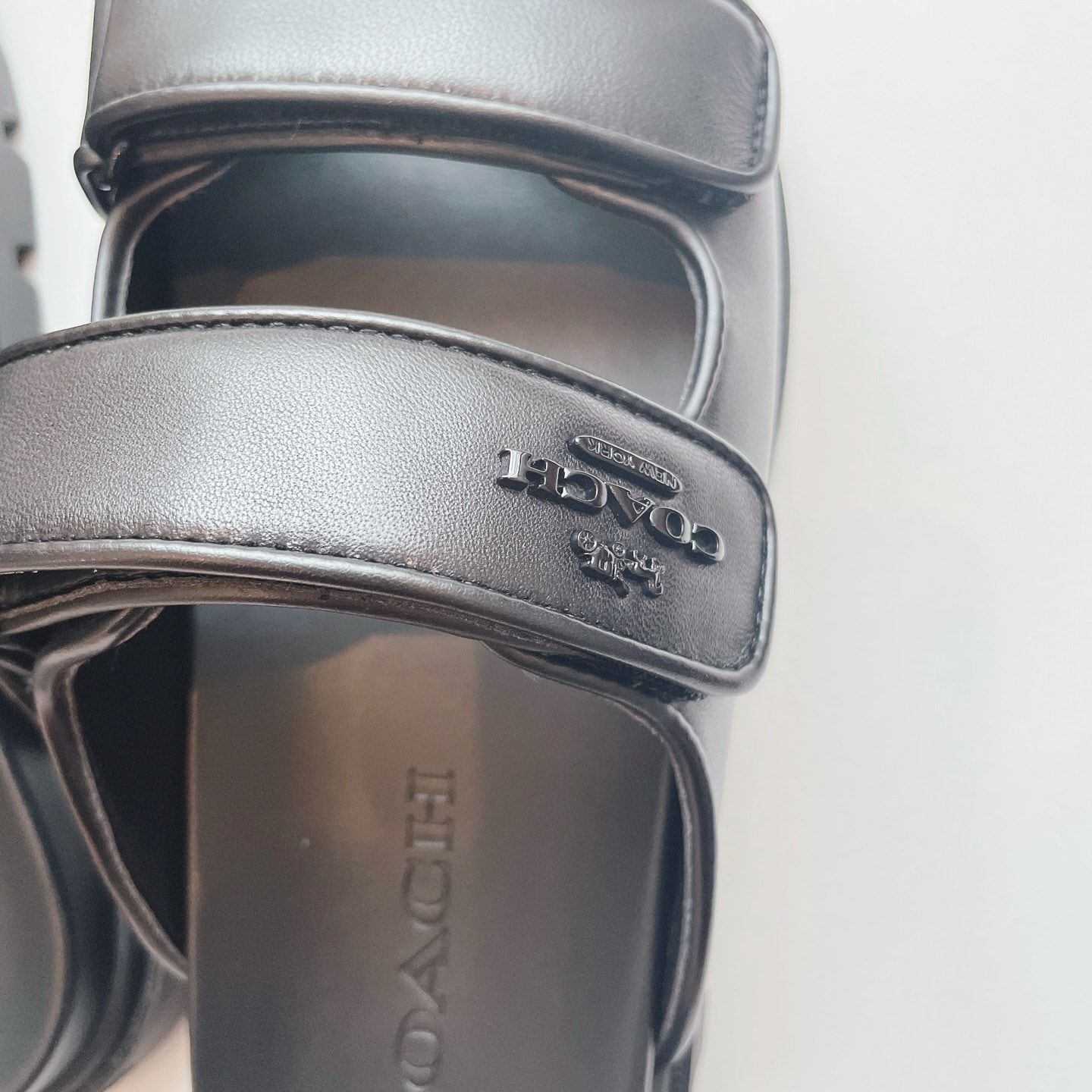 COACH｜アウトレットで見つけたレザーサンダル | LEE