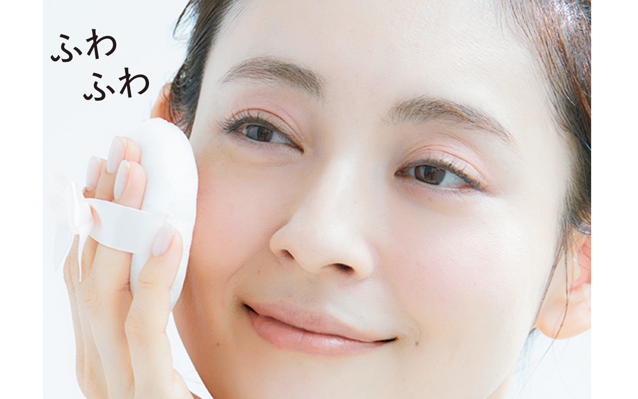 頬や生えぎわ、フェイスラインなど薄くのせたい箇所は、パフをふわふわ軽く置く程度に。目元も薄～く。
