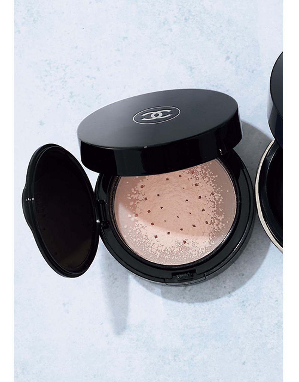 シャネル プードゥル ユニヴェルセル リーブル オン-ザ-ゴー 20 ミディアム ライト　￥9900
