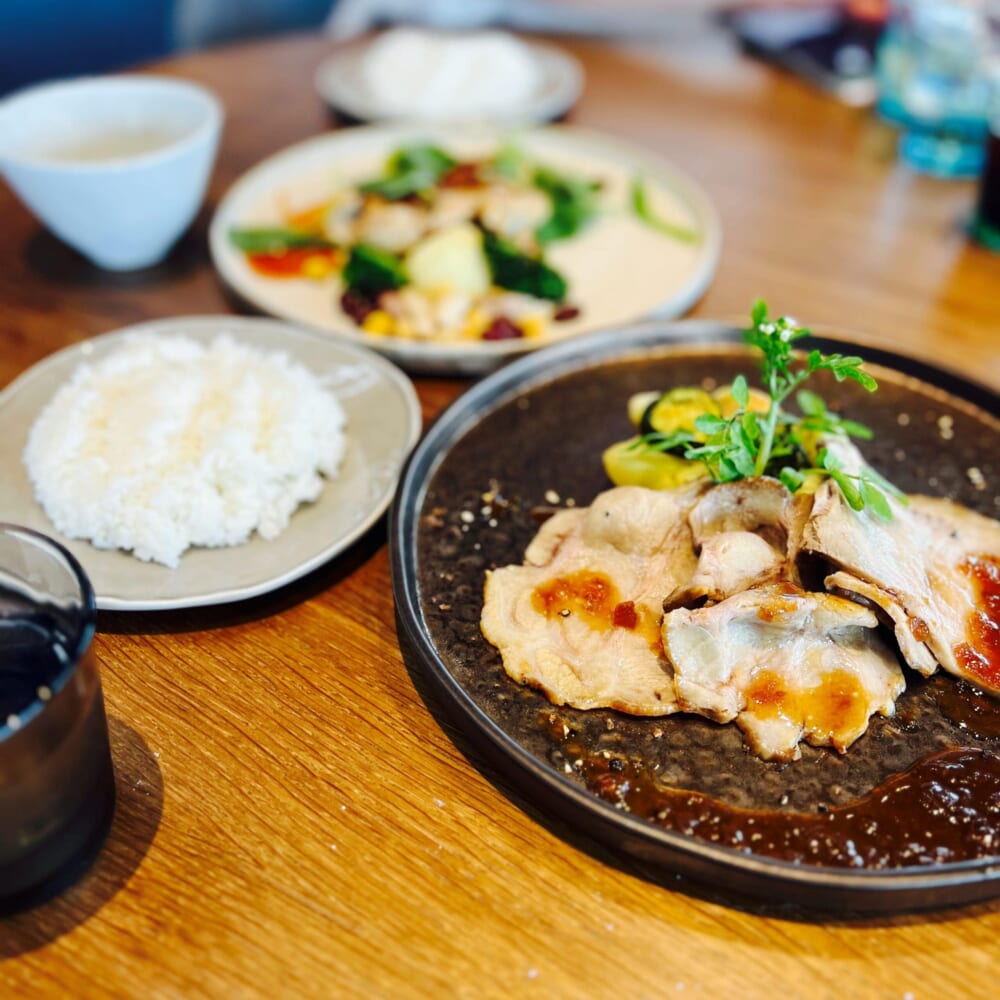 LEE100人隊デート　中央大学駿河台キャンパス　Good View Dining 若鶏のハーブロースト カナダ産大麦三元豚のローストポーク