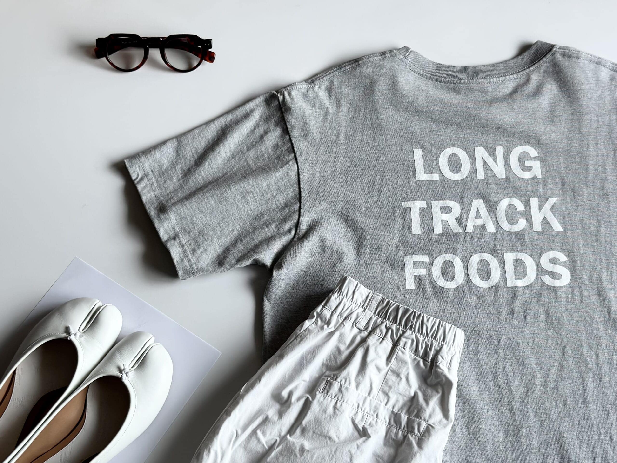 LONG TRACK FOODS ロゴTシャツ コーデ