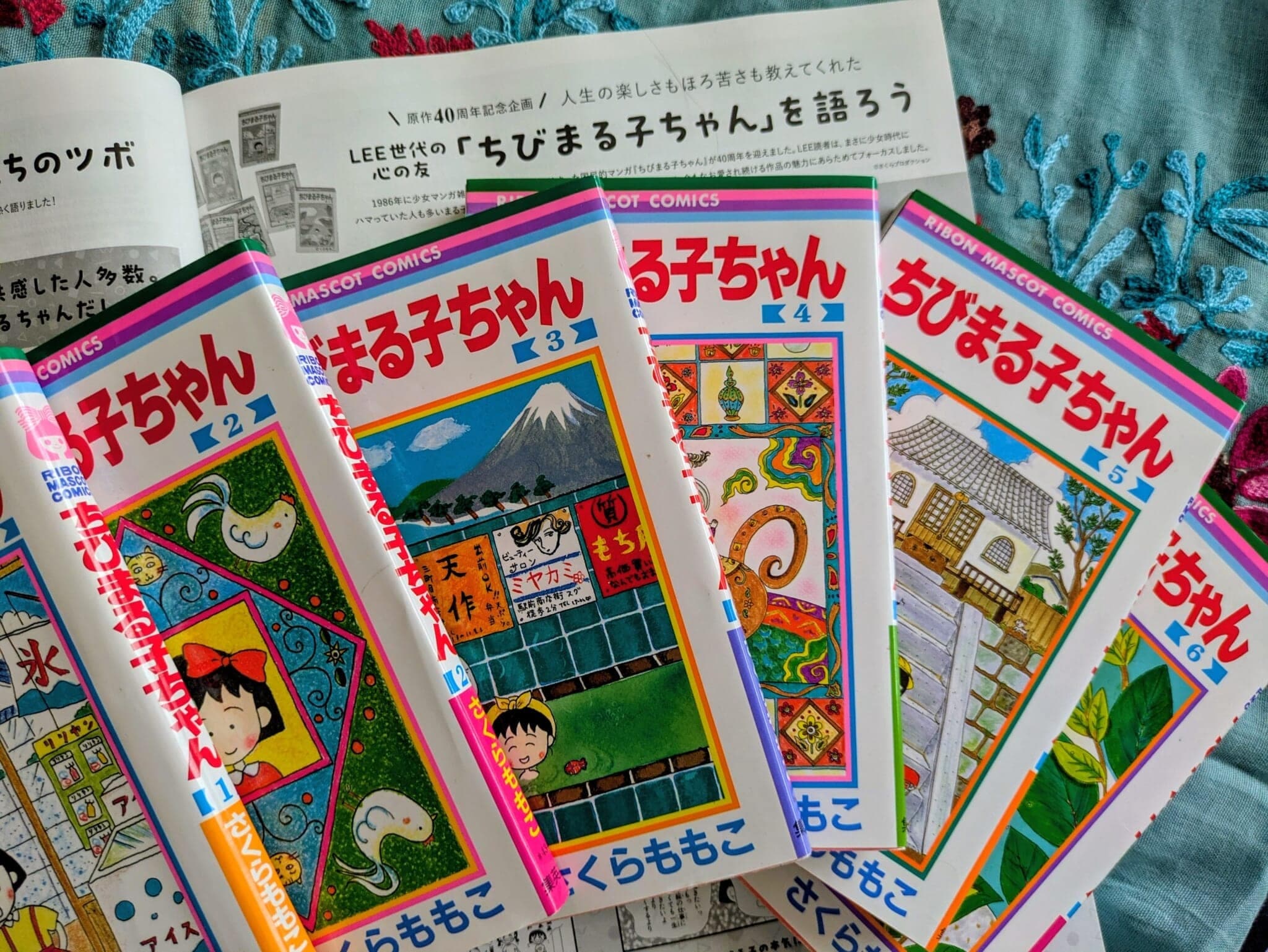 「ちびまる子ちゃん」の単行本とLEE7月号『LEE世代の心の友「ちびまる子ちゃん」を語ろう』のページ