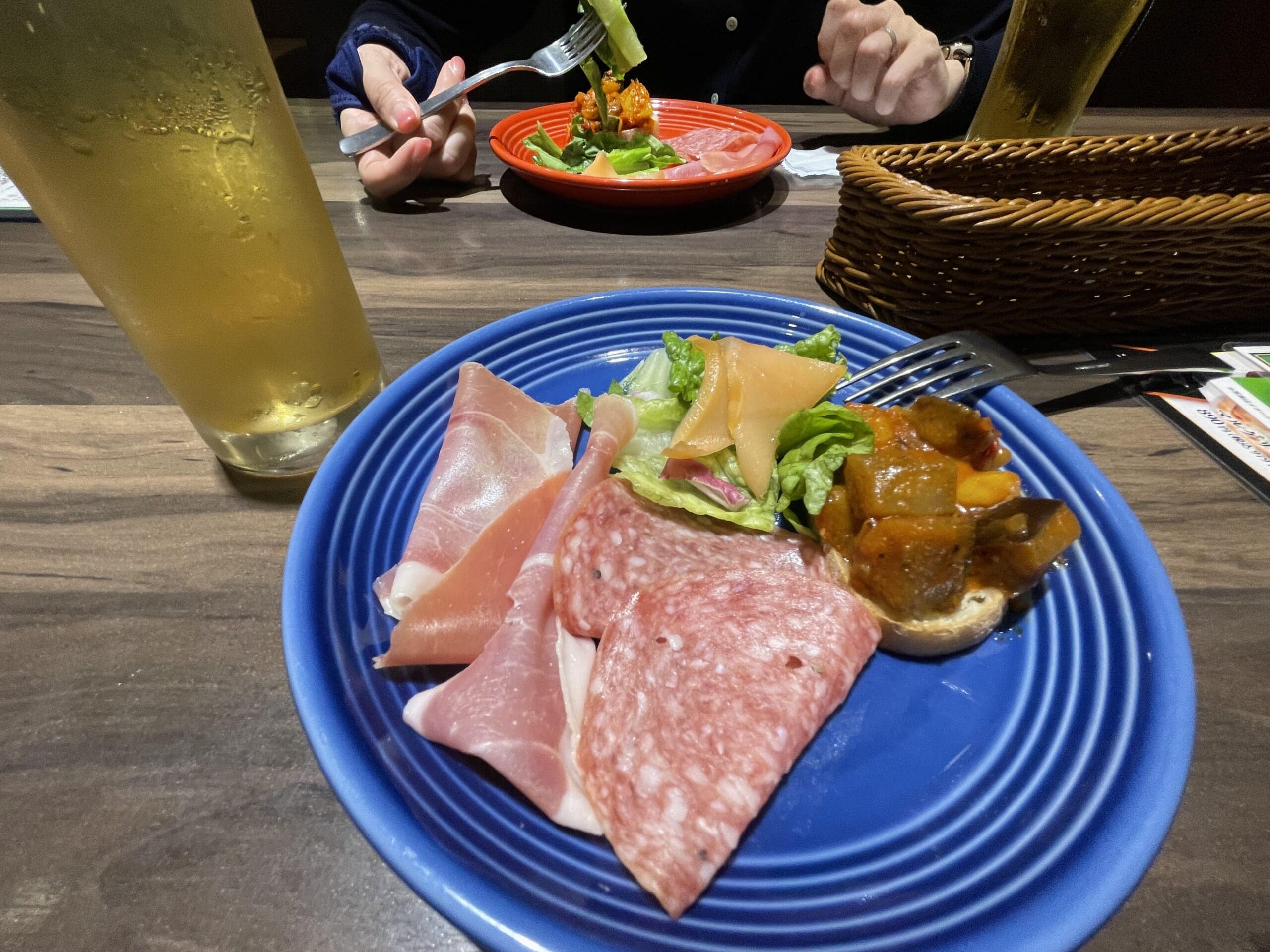ビールとシャルキュトリー盛り合わせの写真。ラタトゥイユもお皿にのっている。