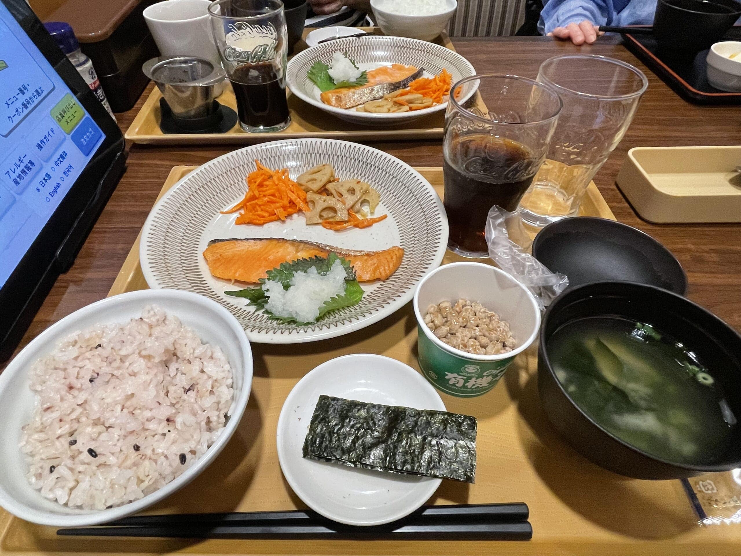 鮭の塩焼きの和定食モーニング。納豆付き。