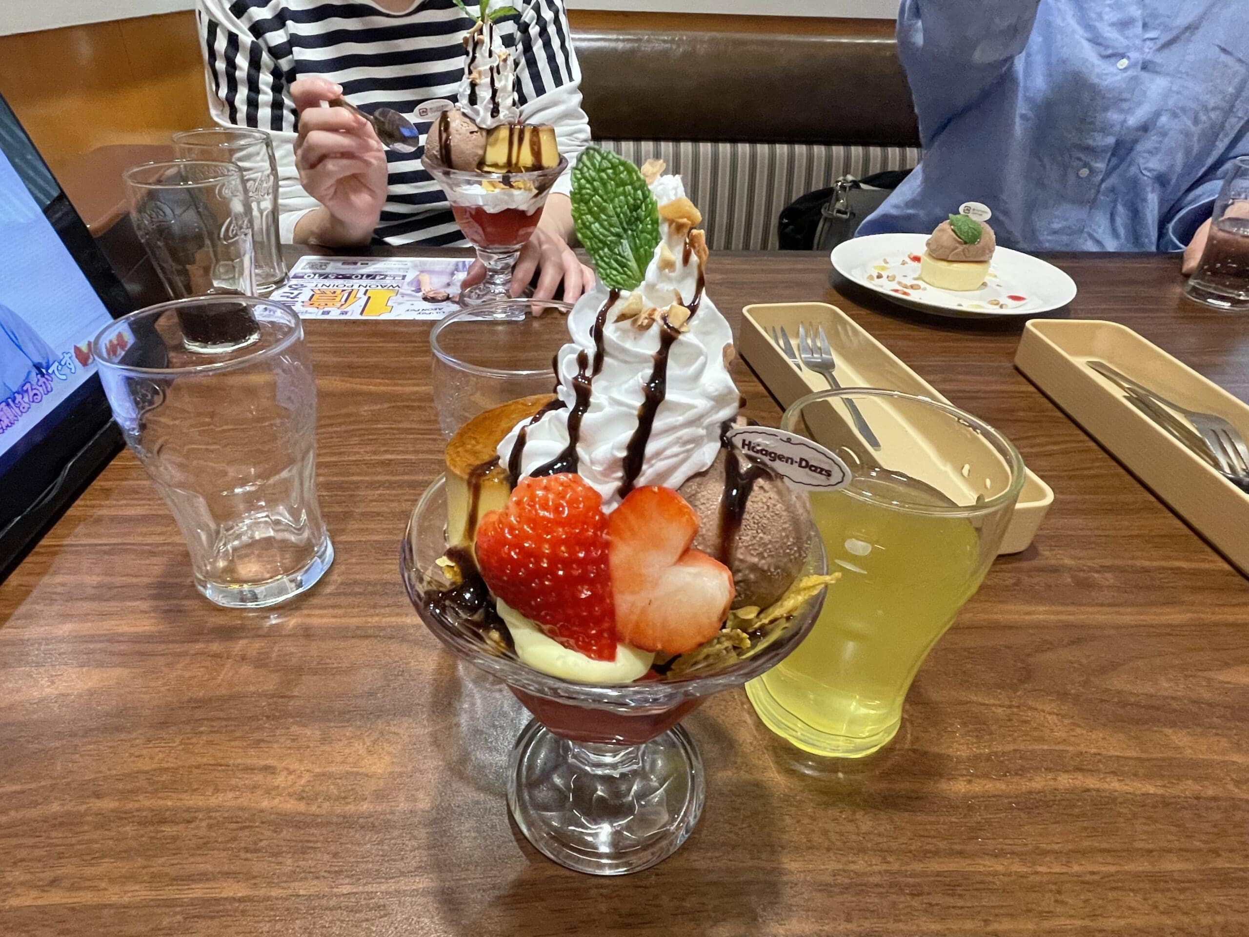 いちごとプリンとチョコレートアイスのデザート