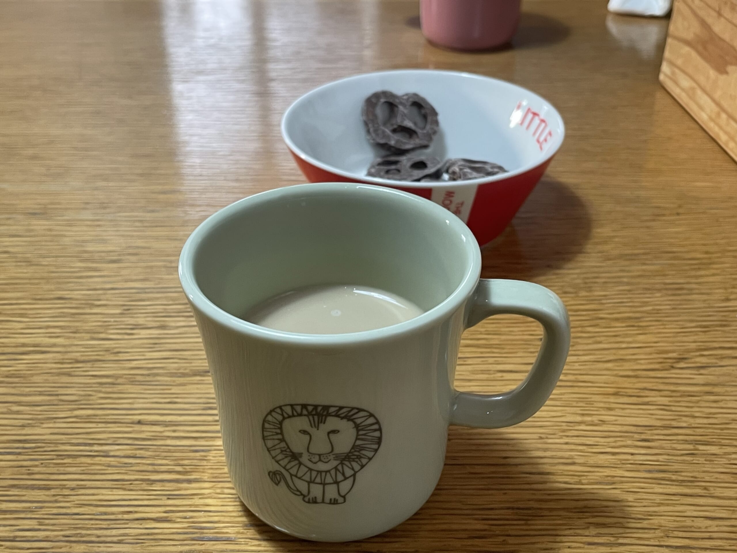 リサラーソンデザインのマグカップにカフェラテが入れられた写真