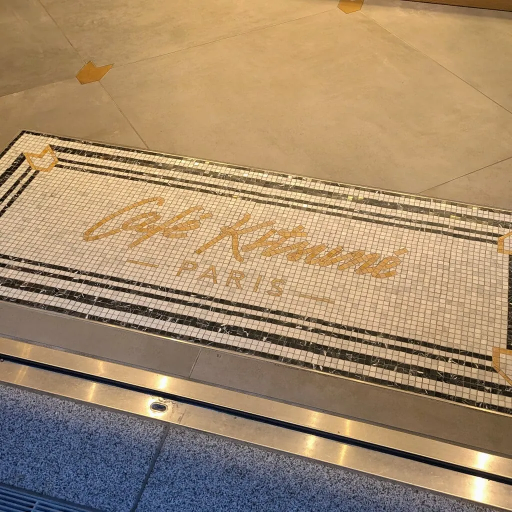 大阪「Café Kitsuné」入口のタイルアート