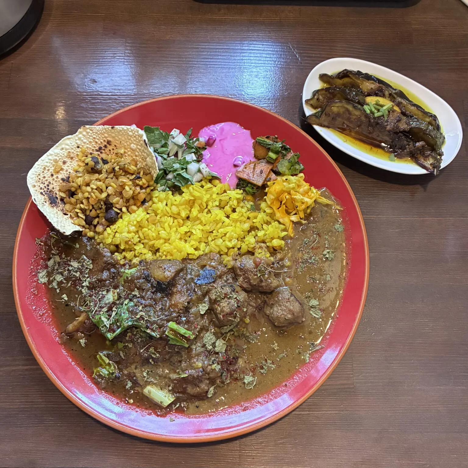 大阪「アアベルカレー」カレー2種あいがけ、水茄子の揚げ浸しアチャール