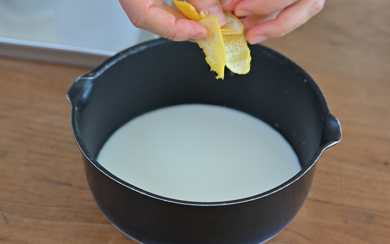 鍋に牛乳とレモンの皮を入れて火にかける