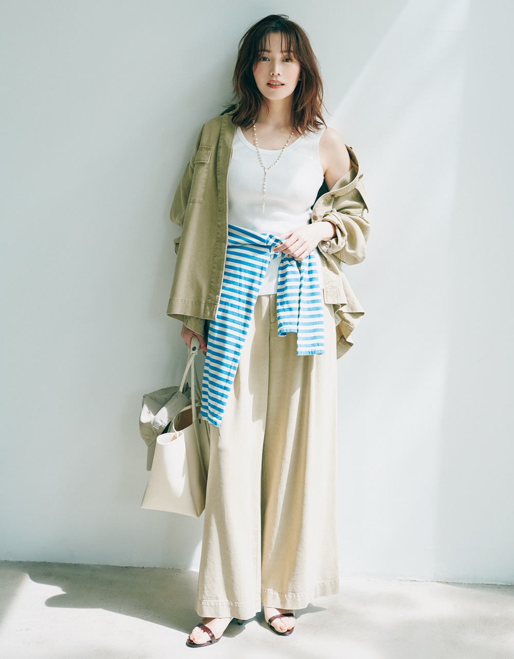 ブルー×アイボリーのボーダー コーデ 蛯原友里さん